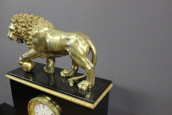 Pendule d'époque Restauration Au Lion De Venise En Marbre Et Bronze Doré