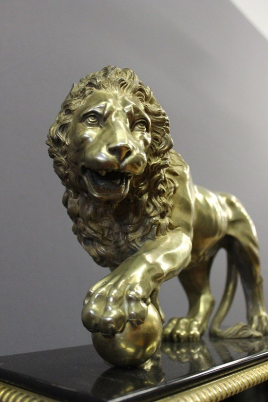 Pendule d'époque Restauration Au Lion De Venise En Marbre Et Bronze Doré