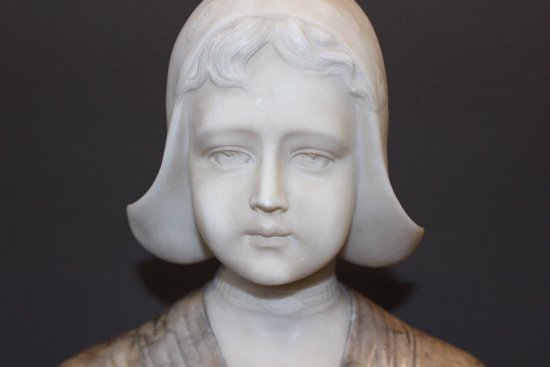 Büste aus Alabaster und Marmor mit der Darstellung einer Niederländerin um 1900