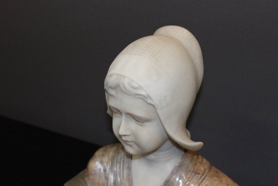 Büste aus Alabaster und Marmor mit der Darstellung einer Niederländerin um 1900