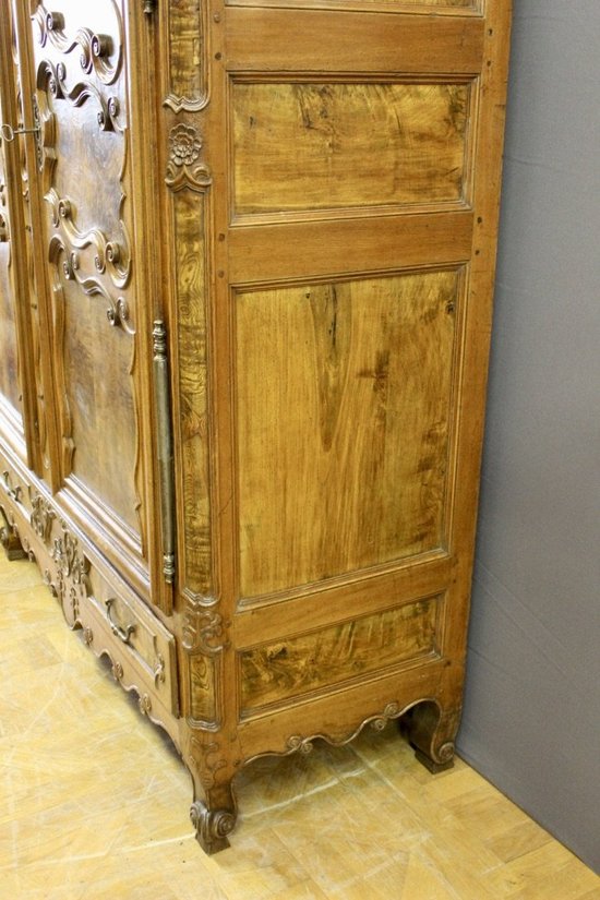 Bressane cabinet with arched cornice XVIII