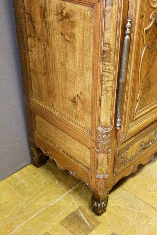 Bressane cabinet with arched cornice XVIII