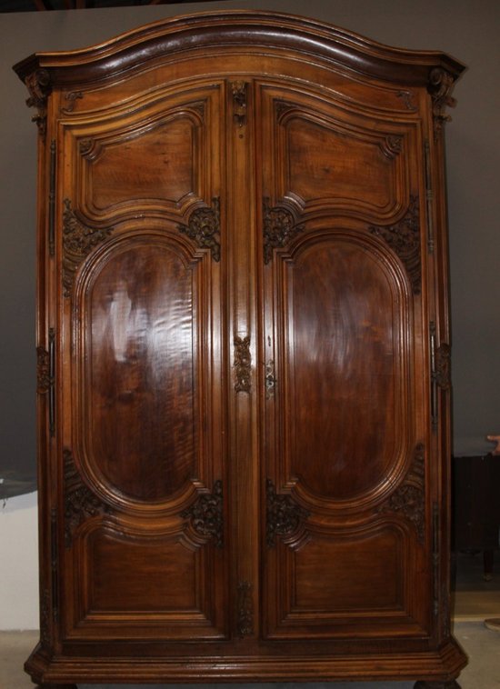 Lyon Regency Wardrobe In Walnut Beginning XVIII Century