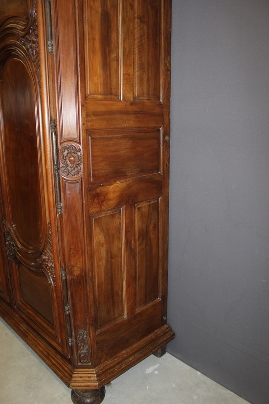 Lyon Regency Wardrobe In Walnut Beginning XVIII Century