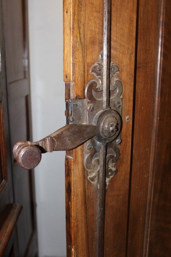 Lyon Regency Wardrobe In Walnut Beginning XVIII Century