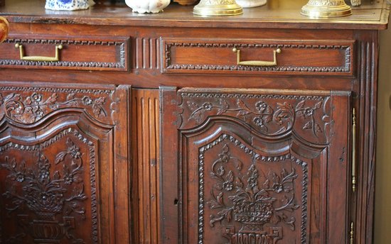 Sideboard in walnut and oak, 18th century