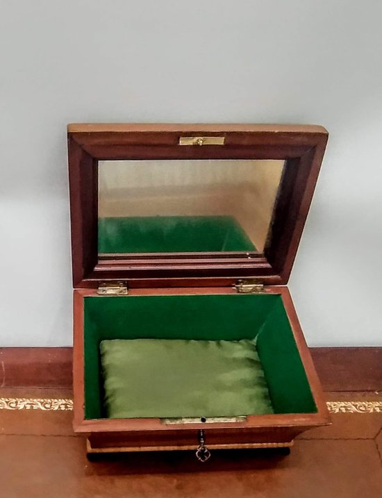 Jewelry box