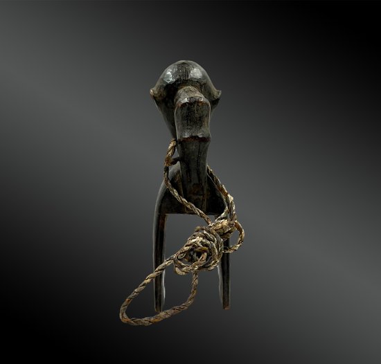 FABRIC PULLEY WITH ZOOMORPHE FIGURE - Djimini culture, Ivory Coast - First half of the 20th century