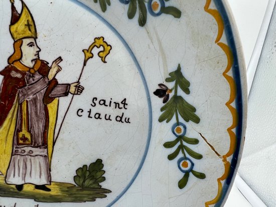 Teller aus Steingut von Nevers Fayence Patronym Saint Claude