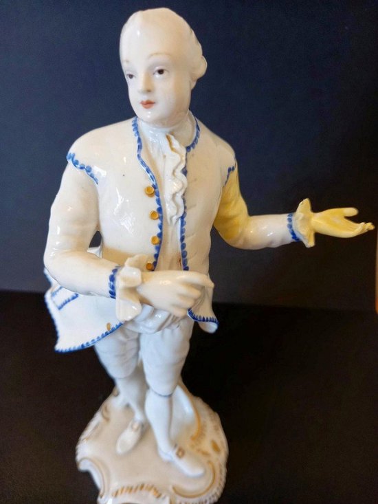 Figurine En Porcelaine: Allemagne XIXème Siècle.