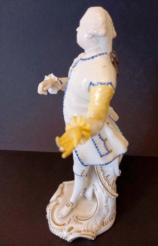 Figurine En Porcelaine: Allemagne XIXème Siècle.