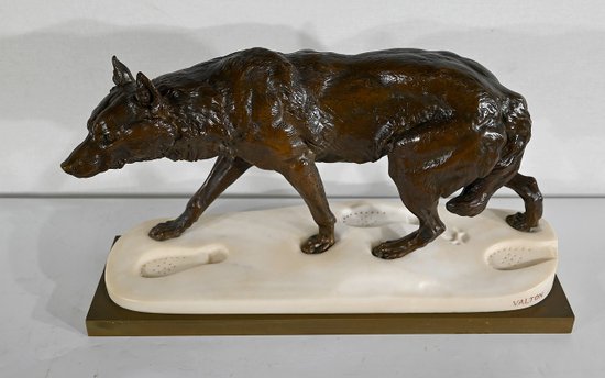 Bedeutende Bronze „Wolf walking in the snow“ von C. Valton – Ende des 19. Jahrhunderts