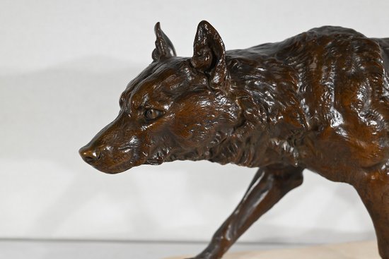 Bedeutende Bronze „Wolf walking in the snow“ von C. Valton – Ende des 19. Jahrhunderts