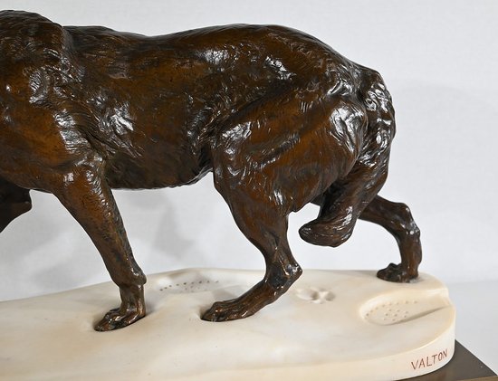 Bedeutende Bronze „Wolf walking in the snow“ von C. Valton – Ende des 19. Jahrhunderts