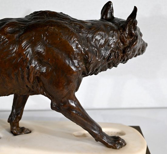 Bedeutende Bronze „Wolf walking in the snow“ von C. Valton – Ende des 19. Jahrhunderts