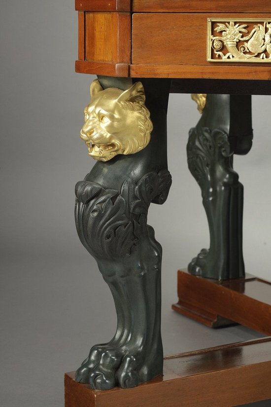 Table de milieu en acajou et bronze, de style