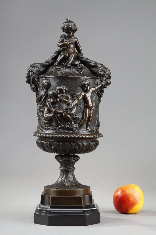 Vase en bronze à décor de putti vendangeurs, dans Le goût de Clodion, 19e Siècle