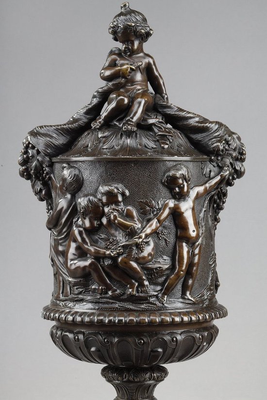 Vase en bronze à décor de putti vendangeurs, dans Le goût de Clodion, 19e Siècle