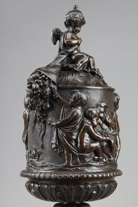 Vase en bronze à décor de putti vendangeurs, dans Le goût de Clodion, 19e Siècle