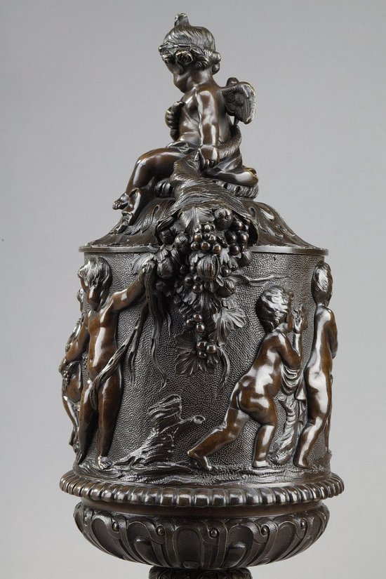 Vase en bronze à décor de putti vendangeurs, dans Le goût de Clodion, 19e Siècle