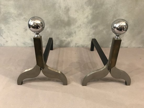 Coppia di candelabri modernisti in metallo cromato e bronzo, circa 1970