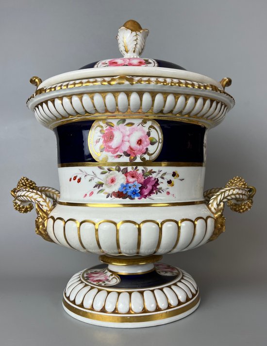 Magnifico dispenser di frutta a forma di campagna di Chamberlain Worcester (Royal Worcester) del 1810-20 circa.