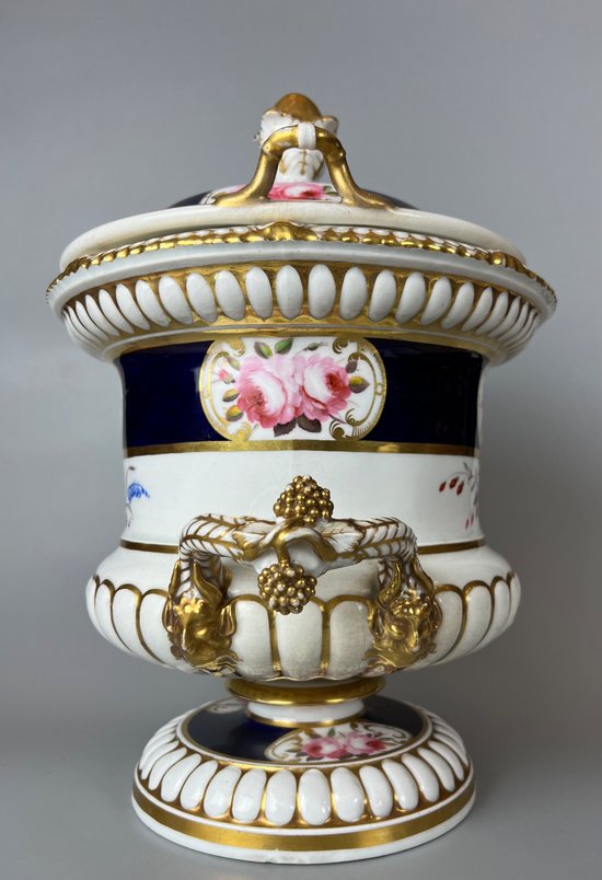 Magnifico dispenser di frutta a forma di campagna di Chamberlain Worcester (Royal Worcester) del 1810-20 circa.