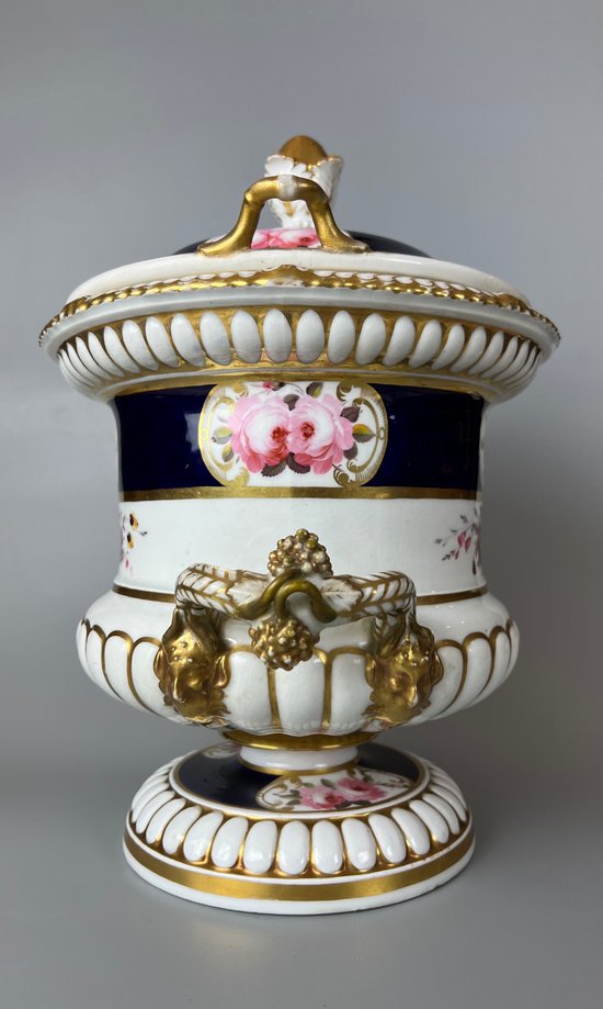 Magnifico dispenser di frutta a forma di campagna di Chamberlain Worcester (Royal Worcester) del 1810-20 circa.