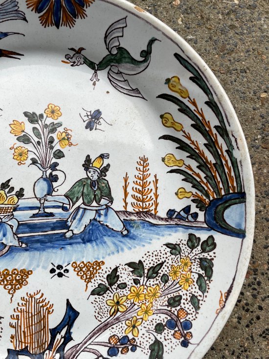 Moulins - Piatto in maiolica del XVIII secolo con decorazioni cinesi e grottesche