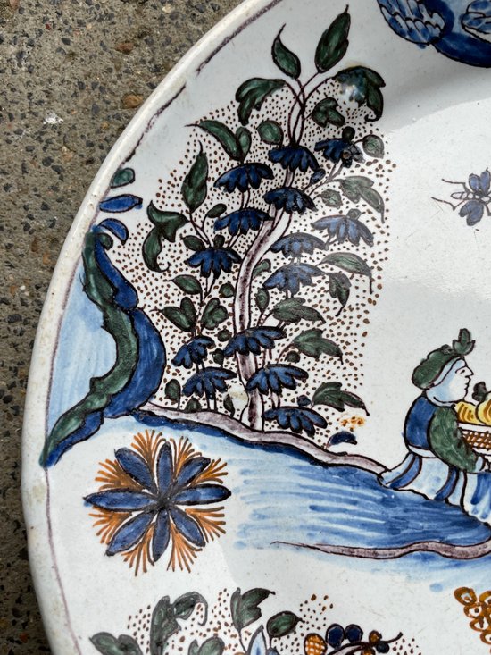 Moulins - Piatto in maiolica del XVIII secolo con decorazioni cinesi e grottesche