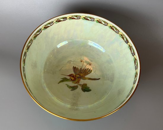 Una grande ciotola Wedgwood Hummingbird Lustre disegnata da Daisy Makeig-Jones. c.1925