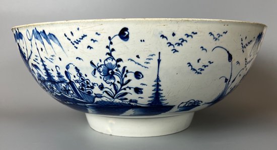 Eine große c.1790 Perlware Chinoiserie bemalte Punschschale. Möglicherweise Liverpool.