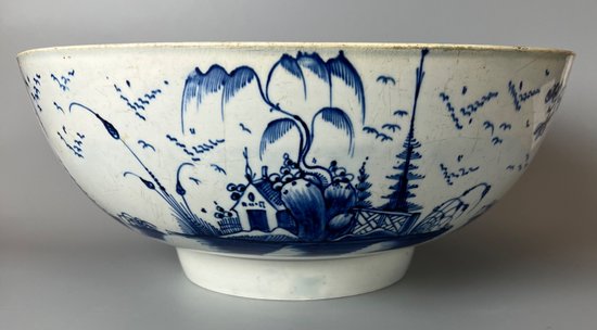 Eine große c.1790 Perlware Chinoiserie bemalte Punschschale. Möglicherweise Liverpool.