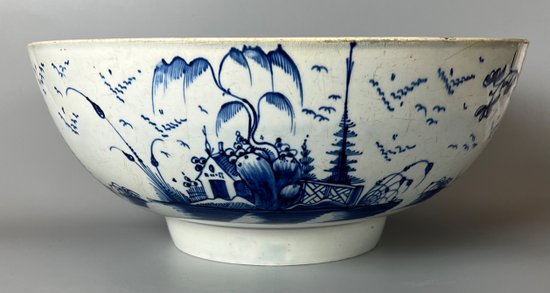 Eine große c.1790 Perlware Chinoiserie bemalte Punschschale. Möglicherweise Liverpool.