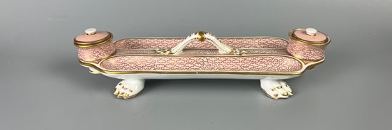 Un raro portapenne Chamberlain Worcester (Royal Worcester) del 1820 circa, supporto da scrivania, calamaio e vaso da balzo.