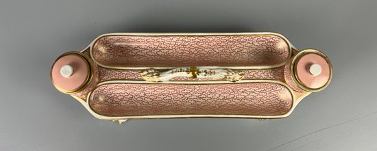 Un raro portapenne Chamberlain Worcester (Royal Worcester) del 1820 circa, supporto da scrivania, calamaio e vaso da balzo.