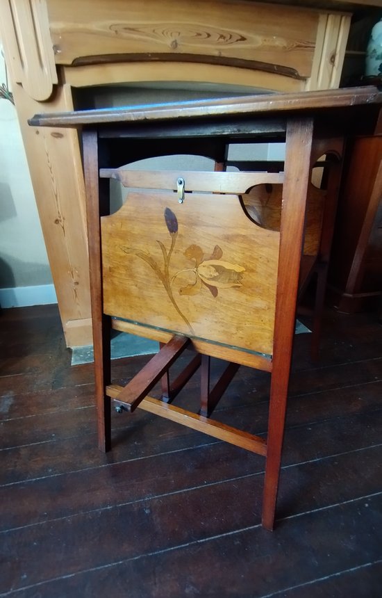 Table of living room with flaps in marquetry in the Gallé taste