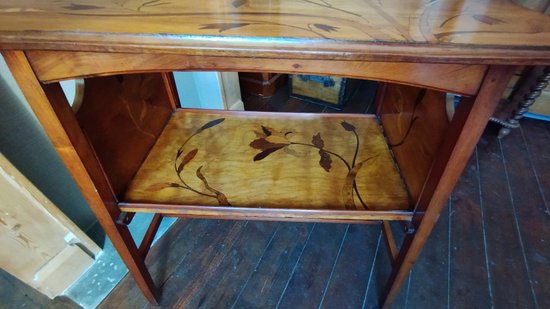 Table of living room with flaps in marquetry in the Gallé taste