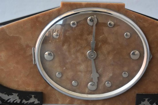 Orologio da mensola Art Déco degli anni '30 in onice e marmo sabbiato