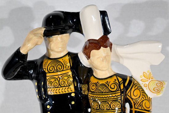 Earthenware " Couple of Bigouden Dancers ", by R.Micheau-Vernez, Manufacture Henriot Quimper - Mid 20th century