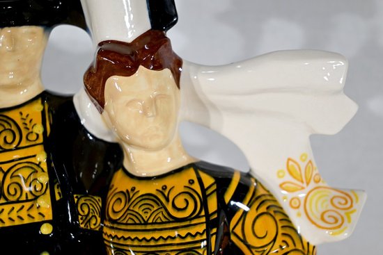 Earthenware " Couple of Bigouden Dancers ", by R.Micheau-Vernez, Manufacture Henriot Quimper - Mid 20th century