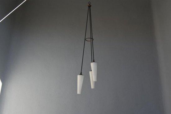 Lampadario italiano 1950 in metallo con tulipani opalini 175 cm