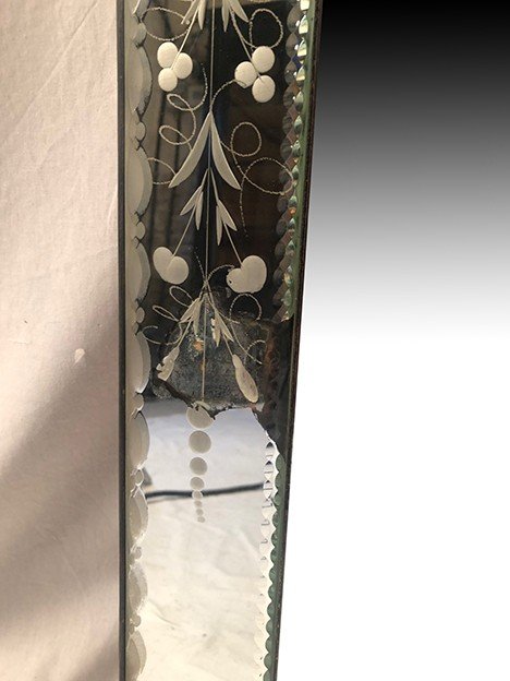 Large mirror of Venice with engraved decoration of flowers