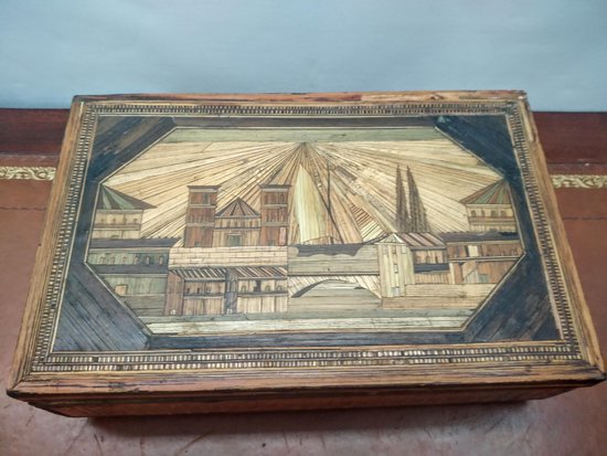 Box in straw marquetry