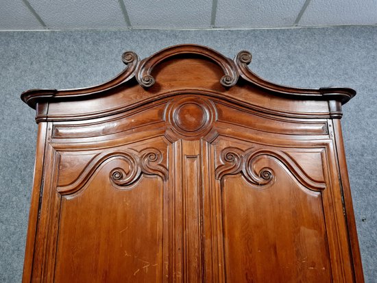 Armoire Cauchoise époque Louis XV a chapeau de gendarme en pin massif vers 1750