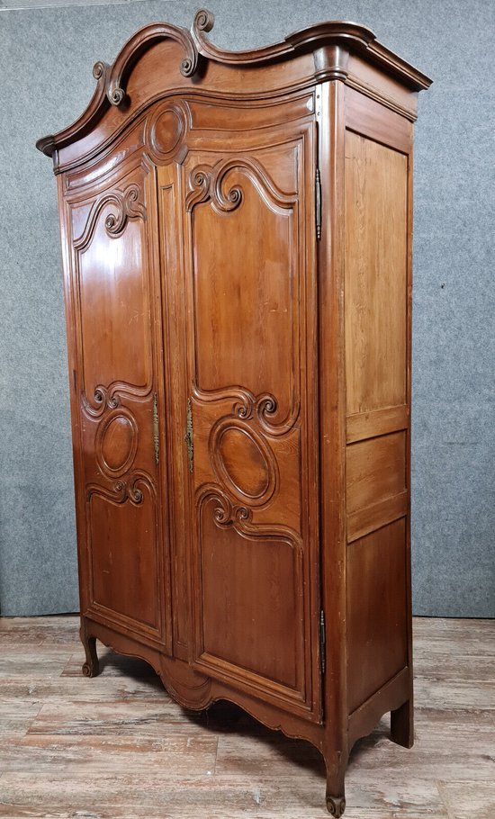 Armoire Cauchoise époque Louis XV a chapeau de gendarme en pin massif vers 1750