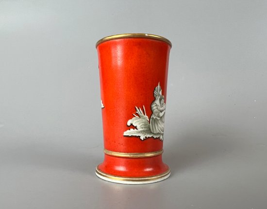 Un vaso di versamento di Chamberlain Worcester del 1840 circa con scene rurali stampate a pipistrello.