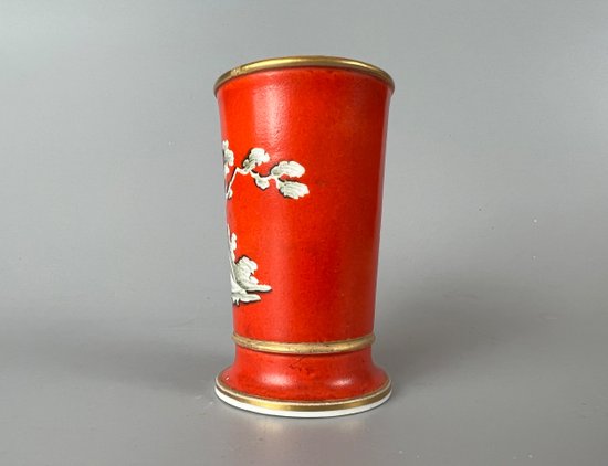 Un vaso di versamento di Chamberlain Worcester del 1840 circa con scene rurali stampate a pipistrello.