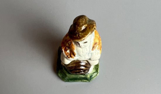 Eine c1790 Staffordshire pratt farbige Perlware-Topper-Figur, die auf einem Fass sitzt.