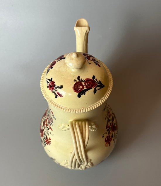 Una caffettiera in ceramica dipinta a motivi floreali della fine del XVIII secolo. Forse Yorkshire. c.1770